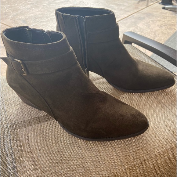 Shoes - Comfort View Boots  good condition 11W woman’s chocolate brown